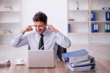 Ofiste çalışan genç bir çalışan.