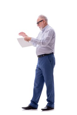 Eski patron beyaz üzerine izole edilmiş gazete okuyor.