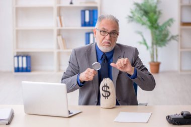 Eski maaş konsepti çalışanı.