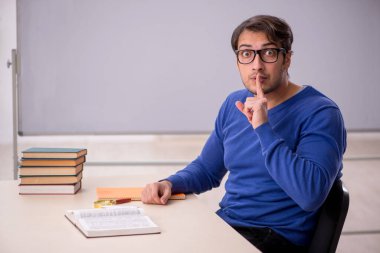 Sınıfta sınava hazırlanan genç bir öğrenci.