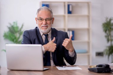 Ofiste çalışan eski bir çalışan.