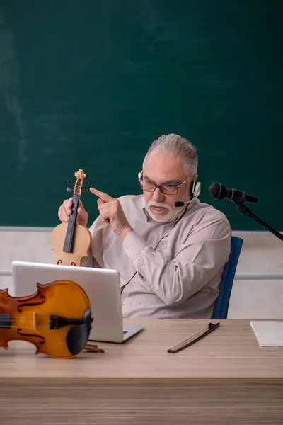 Vecchio Insegnante Che Suona Violino Classe — Foto Stock