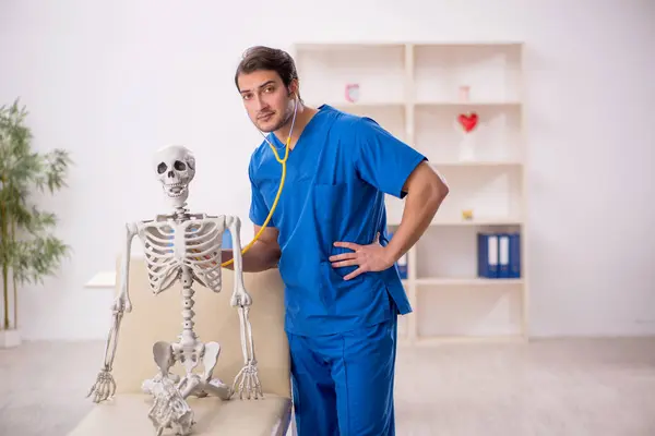 医院里的年轻医生和骨骼病人 — 图库照片