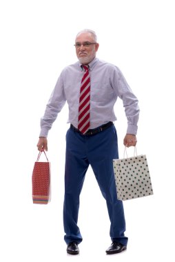 Beyaz torbaları tutan yaşlı patron.