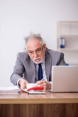 Ofiste çalışan eski bir çalışan.