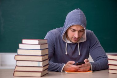 Sınıfta oturan genç öğrenci.