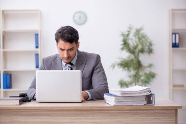 Genç çalışan işyerinde oturuyor.