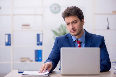 Ofiste çalışan genç bir çalışan.