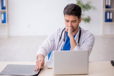 Klinikte çalışan genç bir radyolog.