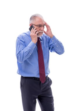 Yaşlı işadamı telefonda konuşuyor.