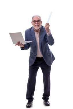 Bilgisayarlı yaşlı adam beyazda izole edilmiş.