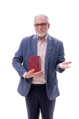 Yaşlı erkek öğretmen beyaz üzerine kitap tutuyor.