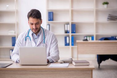 Teletıp konseptinde genç doktor