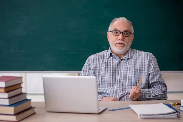 Old Teacher Sitting Front Green Board — Stock Photo, Image
