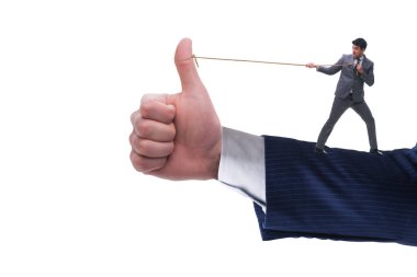 İş adamı onay konseptinde ip çekiyor.