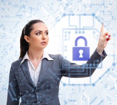 Dijital güvenlik kavramındaki adam düğmeye basıyor.