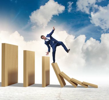 Domino etkisi kavramında iş adamı