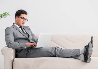 Kanepede yatan genç iş adamı.