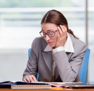 Ofisteki hüzünlü iş adamı.