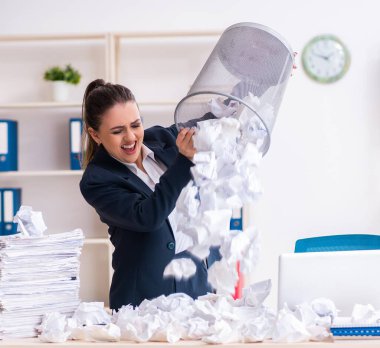 İş kadını bir sürü kağıtla yeni fikirleri reddediyor.