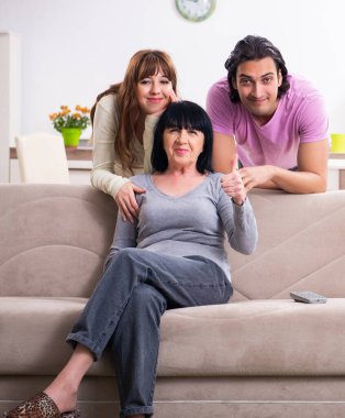 Aile sorunları konseptinde genç aile ve kaynana.