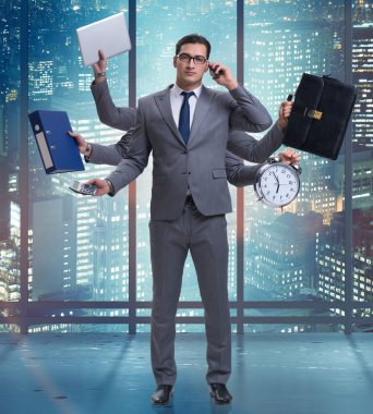 Çoklu görev kavramındaki genç işadamı.