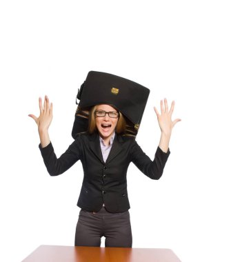 Uzun masada oturan kadın çalışan beyazın üzerinde tek başına.