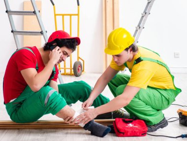 Yaralı işçi ve iş arkadaşı.