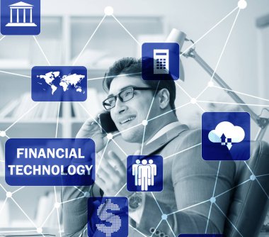 İş adamı akıllı telefondan fintech konseptiyle konuşuyor.