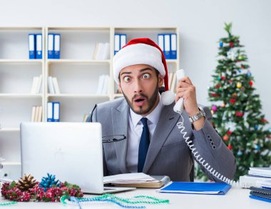 Genç işadamı Noel 'i ofiste kutluyor.