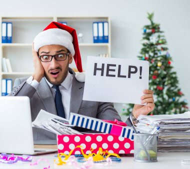 Genç işadamı Noel 'i ofiste kutluyor.