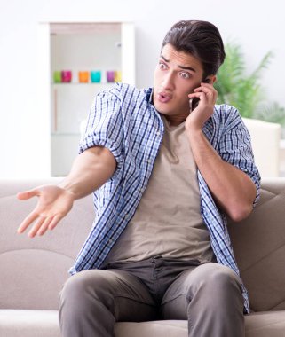 Gözlüklü adam yanlış paketi alıyor.