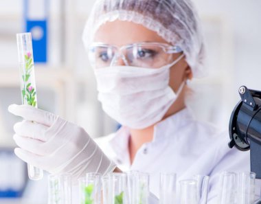 Laboratuvarda bir deney yürüten kadın bilim adamı.