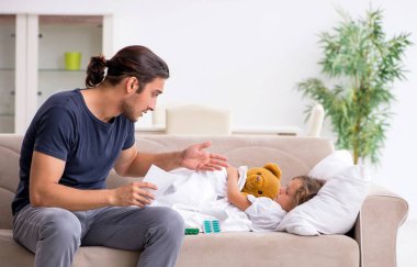 Baba hasta kızına bakıyor.