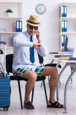 Yaz tatili için kaçan genç çalışan.