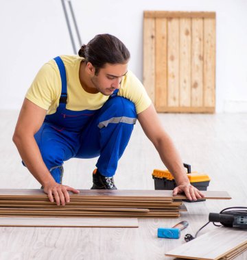 İçeride çalışan genç erkek müteahhit.