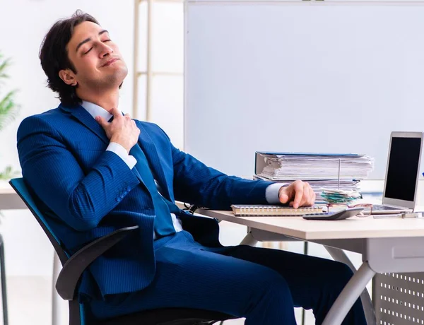 Der Junge Geschäftsmann Sitzt Und Arbeitet Büro — Stockfoto