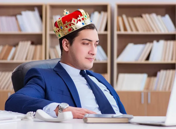 Король Бизнесмен Работающий Офисе — стоковое фото
