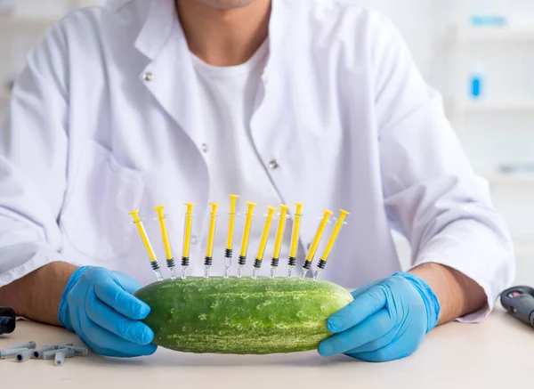 Male Nutrition Expert Testing Vegetables Lab — Stock Photo, Image