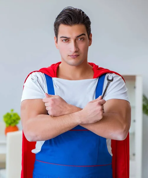 Evde Çalışan Süper Kahraman Tamirci — Stok fotoğraf