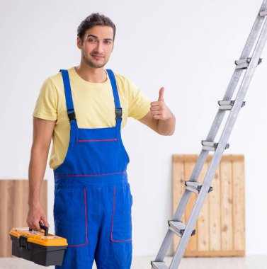 İçeride çalışan genç erkek müteahhit.