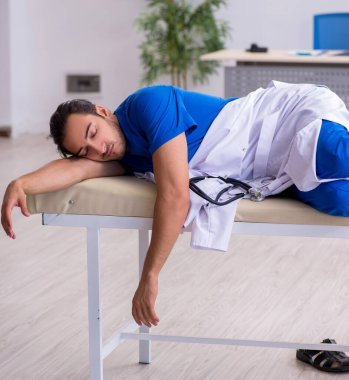 Genç doktor gece vardiyasından sonra yoruldu.