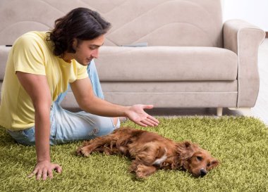 Cocker spaniel köpeği olan genç adam.