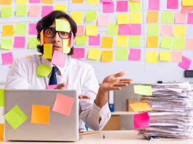 Çelişkili öncelikler konseptinde çalışan genç çalışan