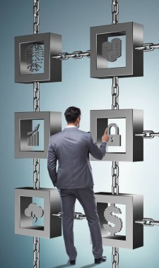 Engelleme zinciri kripto para birimi konsepti içindeki işadamı