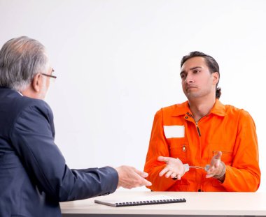 Duruşma öncesi tutuklu avukatıyla görüşme