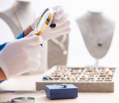 Genç kuyumcu atölyesinde çalışıyor.