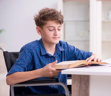 Engelli çocuk evde okula hazırlanıyor.