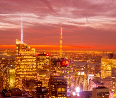 New York - 20 Aralık 2013: Aşağı Manhattan 'ın 20 Aralık' ta New York, ABD 'de görülmesi. New York 'ta en iyi gece manzarası var.