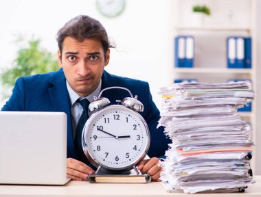 Genç çalışan aşırı işten memnun değil.